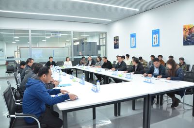 機電工程學(xué)院成功舉辦“桂水智造創(chuàng)新產(chǎn)品孵化中心”“華中數(shù)控產(chǎn)業(yè)學(xué)院”揭牌儀式暨五軸加工技術(shù)服務(wù)研討會